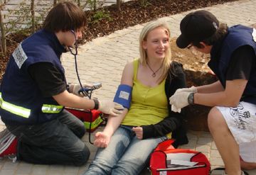 Schulsanitäter versorgen eine Patientin. Foto: SSD des Gymnasiums Horn-Bad Meinberg