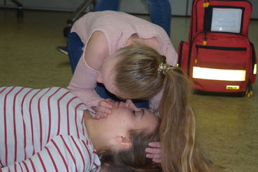 Schulsanitäterin Emily vom Gymnasium Horn-Bad Meinberg kontrolliert die Atmung bei Notfalldarstellerin Debora 